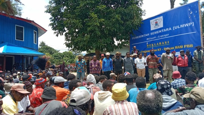Suasana pengukuhan panitia penyambutan Dewan HAM PBB yang digelar ULMWP Lapago di halaman kantor Dewan Adat Papua di Maplima